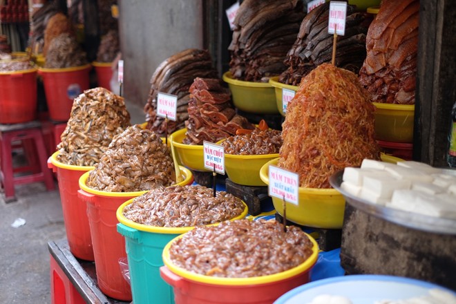 Tất nhiên, đặc sản nổi tiếng nhất của chợ Châu Đốc là mắm. Chợ có cả một khu dành riêng bán các loại mắm, từ mắm 